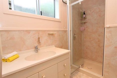 Photo of property in 10 Miles Crescent, Newlands, Wellington, 6037