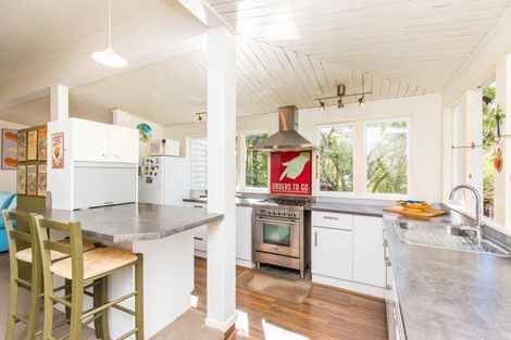 Photo of property in 98 Konini Road, Titirangi, Auckland, 0604