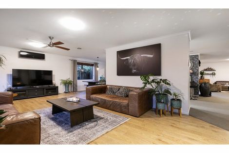 Photo of property in 17 Matija Place, Red Beach, 0932