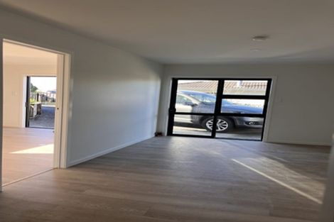 Photo of property in 1 Loughanure Place, Massey, Auckland, 0614