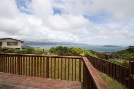 Photo of property in 30 Somes Crescent, Newlands, Wellington, 6037