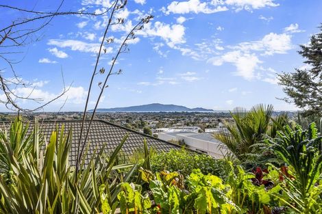 Photo of property in 77 Kakariki Grove, Waikanae, 5036