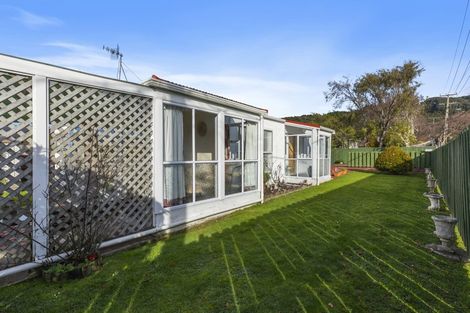 Photo of property in 5 Lees Grove, Wainuiomata, Lower Hutt, 5014