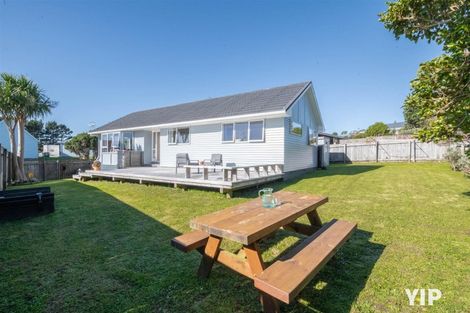 Photo of property in 3 Kingsbridge Place, Newlands, Wellington, 6037