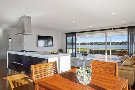 Photo of property in 25 Kawakawa Bay Coast Road, Kawakawa Bay, Papakura, 2585