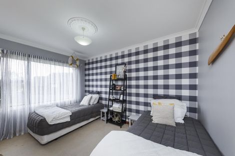Photo of property in 12 Innes Place, Roslyn, Palmerston North, 4414