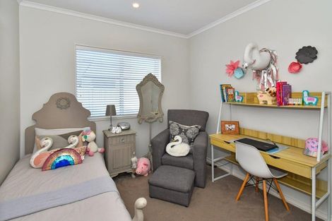 Photo of property in 8 Brumbie Way, Karaka, Papakura, 2113