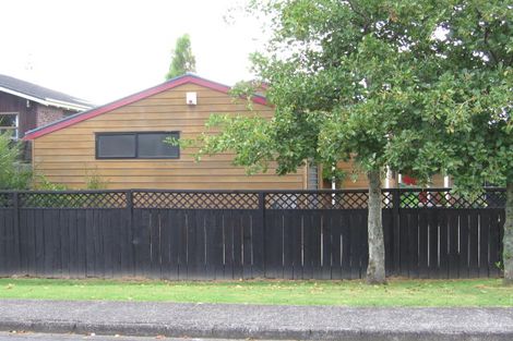 Photo of property in 12 Harrybrook Road, Green Bay, Auckland, 0604