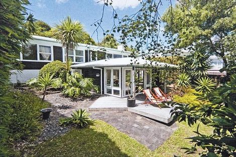 Photo of property in 22 Shanaway Rise, Hillcrest, Auckland, 0627