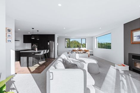 Photo of property in 5 Glendas Way, Acacia Bay, Taupo, 3385