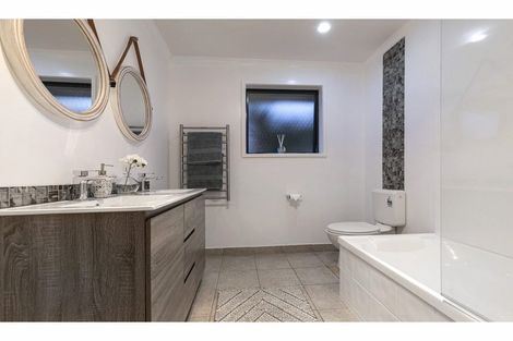 Photo of property in 17 Matija Place, Red Beach, 0932