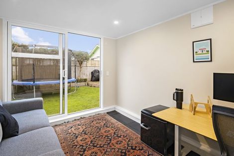 Photo of property in 112 Onepu Road, Lyall Bay, Wellington, 6022
