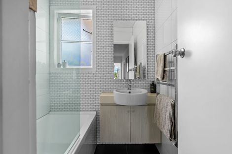 Photo of property in 15 Gill Avenue, Te Atatu Peninsula, Auckland, 0610