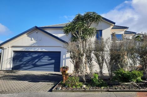 Photo of property in 8 Forbes Lane, Newlands, Wellington, 6037