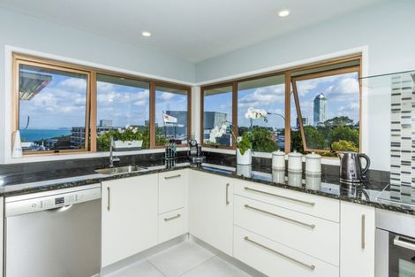 Photo of property in 2b/6 The Promenade, Takapuna, Auckland, 0622