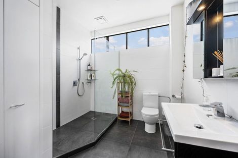 Photo of property in Endeavour Apartments, 11/125u Thorndon Quay, Pipitea, Wellington, 6011