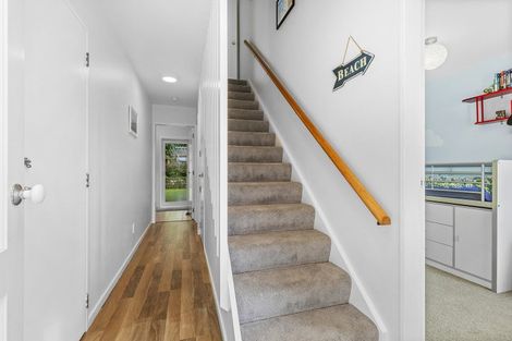 Photo of property in 2/420 Queens Drive, Lyall Bay, Wellington, 6022