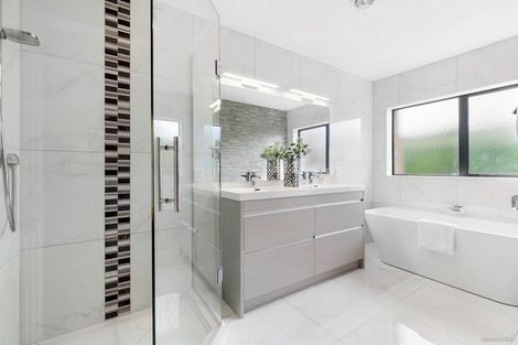 Photo of property in 35 Newbliss Crescent, East Tamaki Heights, Auckland, 2016