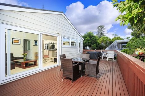 Photo of property in 2/10a Wernham Place, Northcote, Auckland, 0626