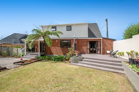 Photo of property in 15 Higham Ferrers Place, Red Beach, 0932