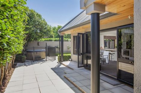Photo of property in 135 Fendalton Road, Fendalton, Christchurch, 8052