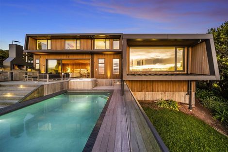 Photo of property in 81 Piha Road, Piha, 0772