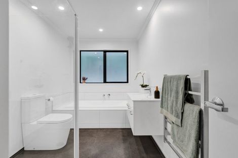 Photo of property in 10a Winstone Place, Highlands Park, New Plymouth, 4312