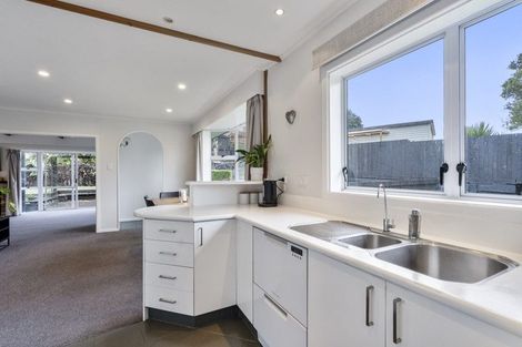 Photo of property in 10 Whitby Place, Westown, New Plymouth, 4310