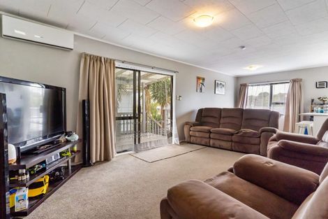 Photo of property in 2/20 Landsdale Place, Massey, Auckland, 0614