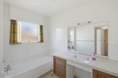 Photo of property in 5 Marine Parade, Paraparaumu Beach, Paraparaumu, 5032