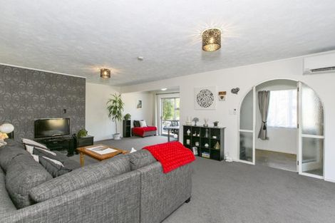 Photo of property in 104 Manhattan Heights, Glendene, Auckland, 0602