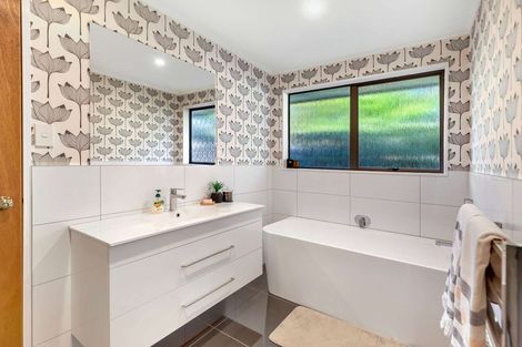 Photo of property in 18 Truscott Grove, Awapuni, Palmerston North, 4412