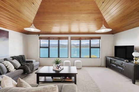 Photo of property in 38 Napier Street, Karaka Bays, Wellington, 6022