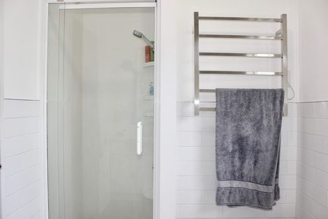 Photo of property in 58 Taipari Road, Te Atatu Peninsula, Auckland, 0610