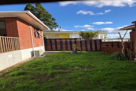 Photo of property in 28a Renata Crescent, Te Atatu Peninsula, Auckland, 0610