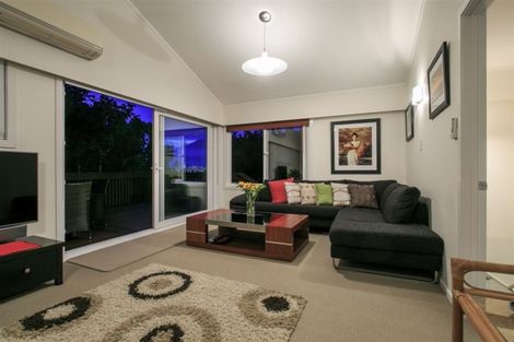 Photo of property in 2/10a Wernham Place, Northcote, Auckland, 0626