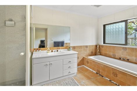 Photo of property in 10 Sophora Place, Totara Heights, Auckland, 2105
