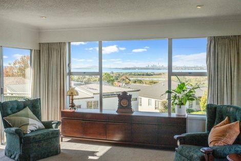 Photo of property in 2 Wakeling Avenue, Te Atatu South, Auckland, 0610
