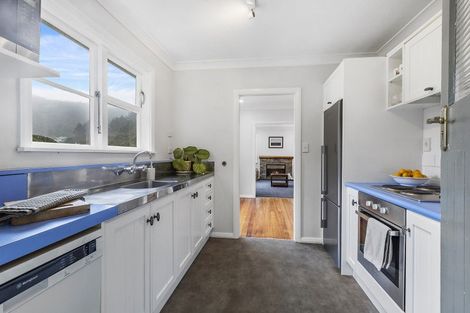 Photo of property in 5 Tui Terrace, Tawa, Wellington, 5028