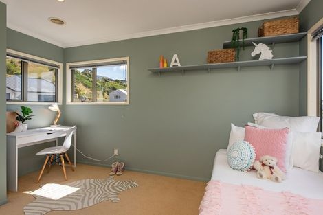 Photo of property in 42 Dress Circle, Newlands, Wellington, 6037