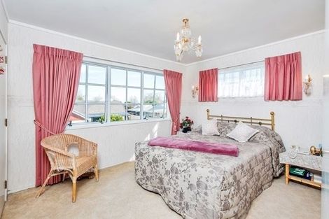 Photo of property in 15 Donzella Place, Conifer Grove, Takanini, 2112