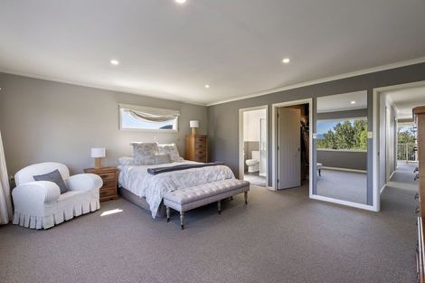 Photo of property in 33 Royal Oak Drive, Kelvin Grove, Palmerston North, 4414