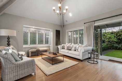 Photo of property in 247 Devonport Road, Tauranga, 3110