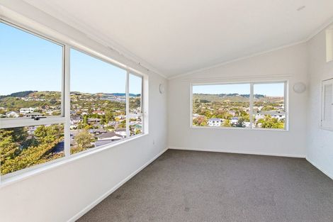 Photo of property in 15 Romney Square, Tawa, Wellington, 5028