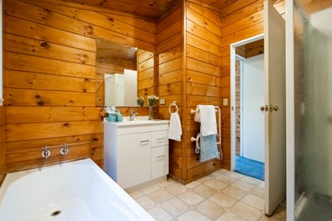 Photo of property in 27 Wirihana Road, Titirangi, Auckland, 0604