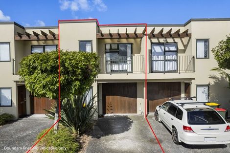 Photo of property in 5/15 Harbour View Road, Te Atatu Peninsula, Auckland, 0610
