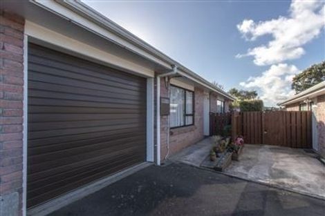 Photo of property in 4f2 Stewart Drive, Newlands, Wellington, 6037