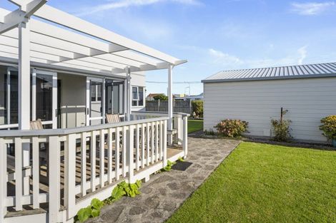 Photo of property in 17 Tasman Street, Opunake, 4616