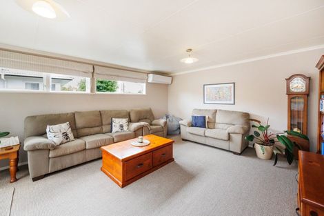 Photo of property in 121 Ruamahanga Crescent, Terrace End, Palmerston North, 4410