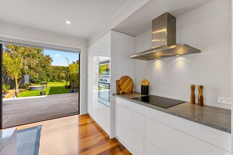 Photo of property in 9 Grainger Road, Te Atatu South, Auckland, 0610
